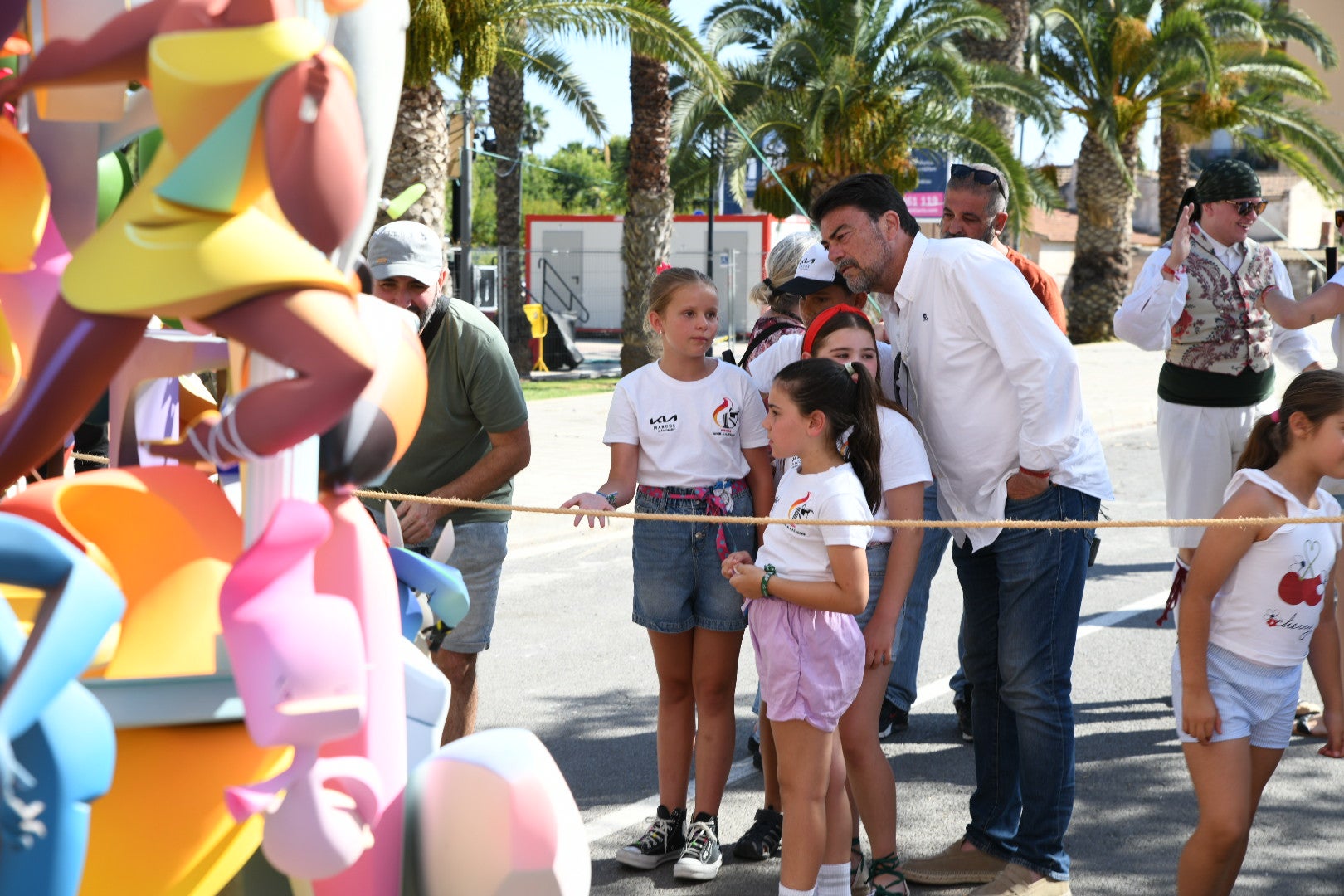 Manteos al artista, tracas y aplausos para celebrar el primer premio infantil de las Hogueras de Alicante