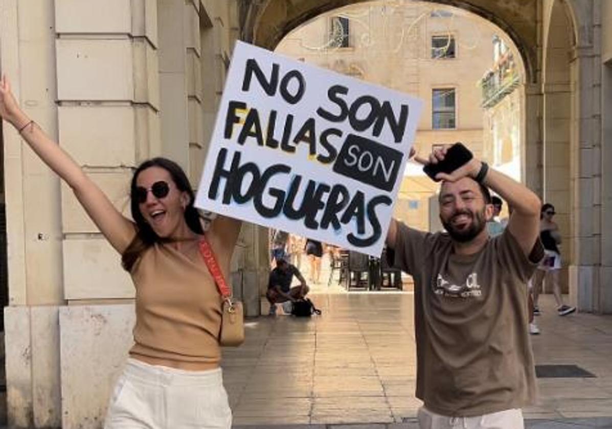 Elena Vidal con Lolo y su cartel de 'No son Fallas son Hogueras'.