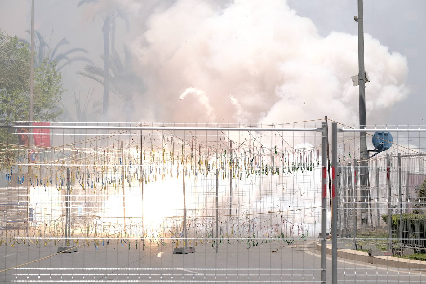 Así ha sido la mascletà del 20 de junio de Alicante en imágenes