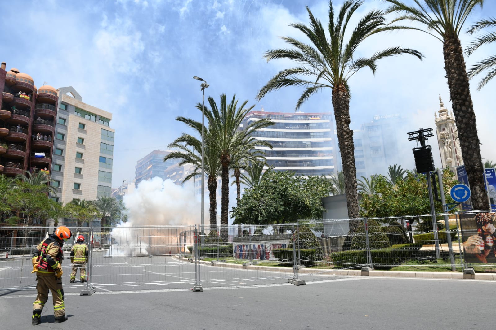 Imagen principal - Terremoto brutal: Ferrández lo da todo en una mascletà convertida en batalla de la pólvora