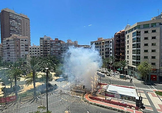 Así se viven las mascletàs de Alicante desde un balcón de Luceros
