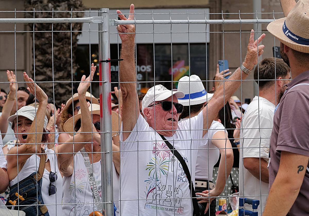 Imagen principal - Primera jornada de mascletàs de las Hogueras 2024. 