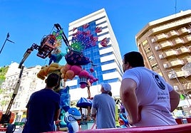 Varios artistas siguen con atención la plantà del remate de Mercado Central.