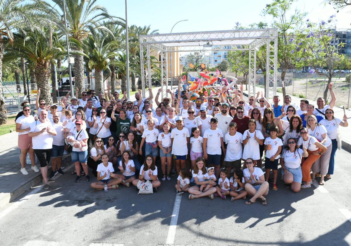 Foguerers de Baver-Els Antigons celebran el primer premio.