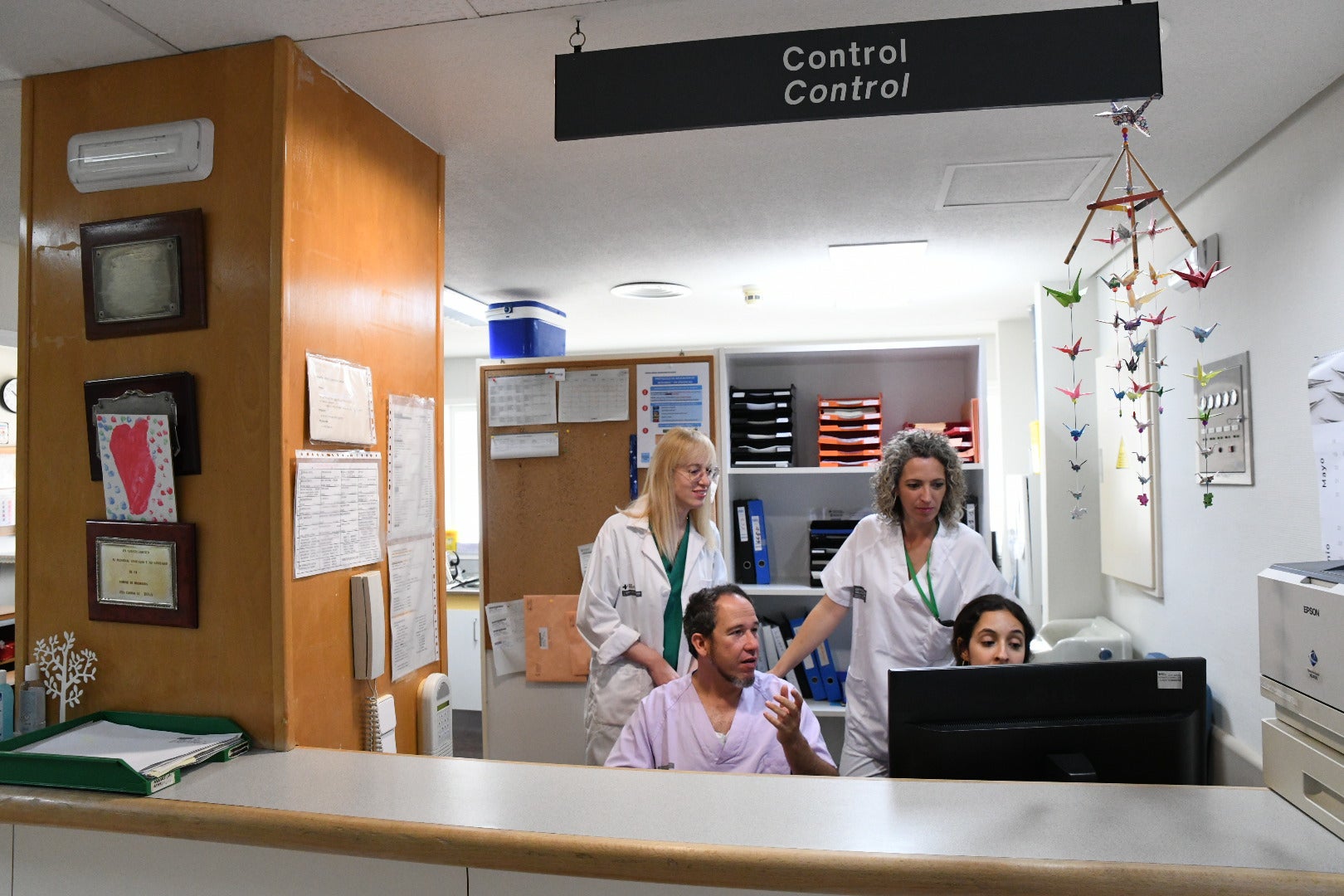 De pie a la izquierda, la responsable médica de la unidad de quemados alicantina, Dr. Itziar Madrazo; y a la derecha, Mª Ángeles Gómez, supervisora de enfermería de la unidad. 