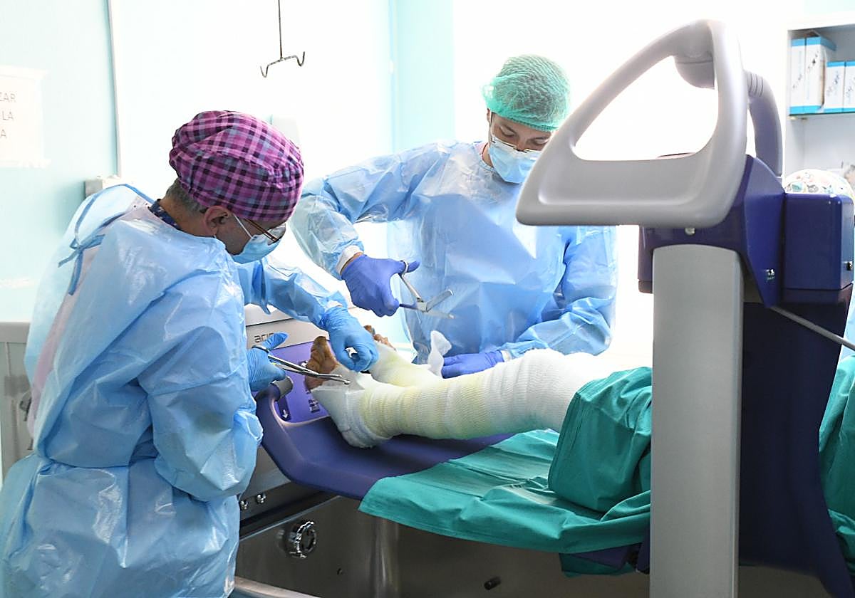 Sanitarios de la Unidad de Quemados del Hospital General de Alicante atendiendo a un paciente.