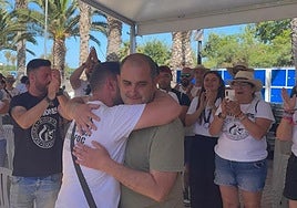 Iván Gómez se funde en un abrazo con Paco Torres tras la lectura de premios.