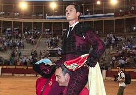 Daniel Luque sale a hombros de la plaza de toros de Alicante.