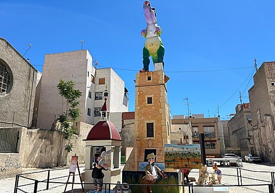 Monumento adulto de las Hogueras del Raval.