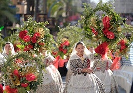 Flores a la patrona entre emoción y música