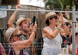 Alicantinos en una de las Mascletàs de Luceros.