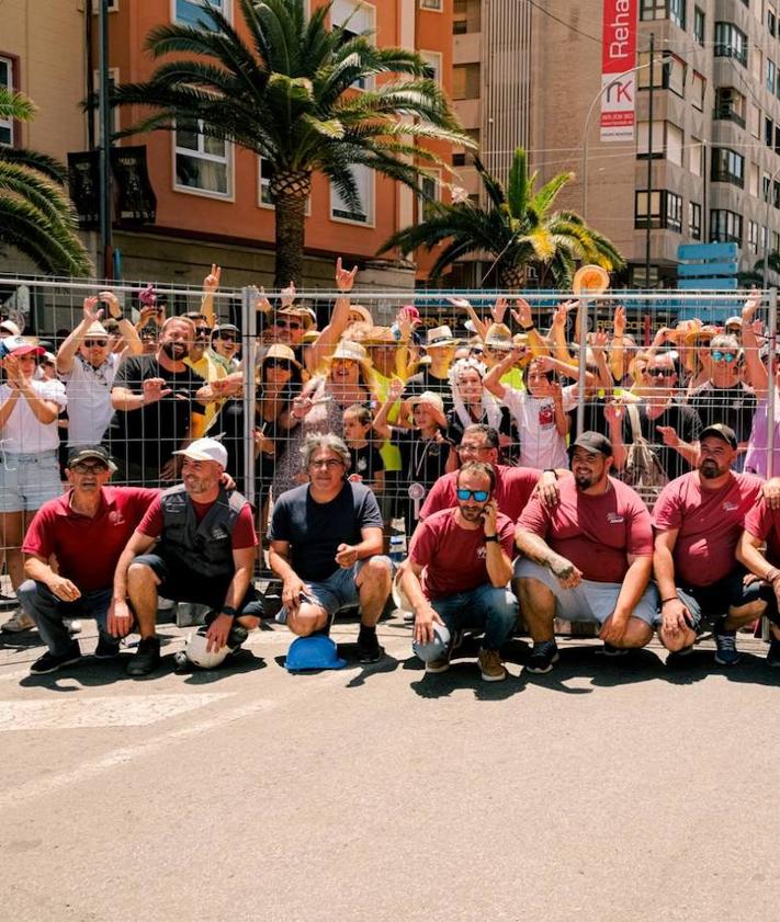 Imagen secundaria 2 - Público en las mascletàs de las Hogueras 2024. 