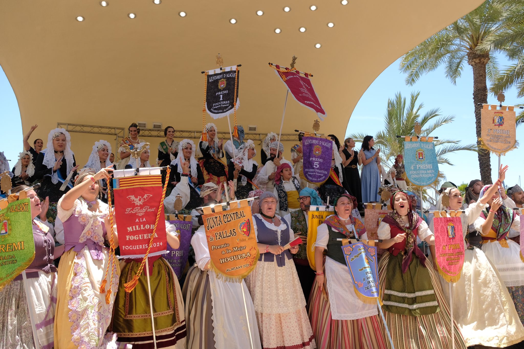 Florida Portazgo luce su primer premio mientras La Ceràmica voltea su banderín