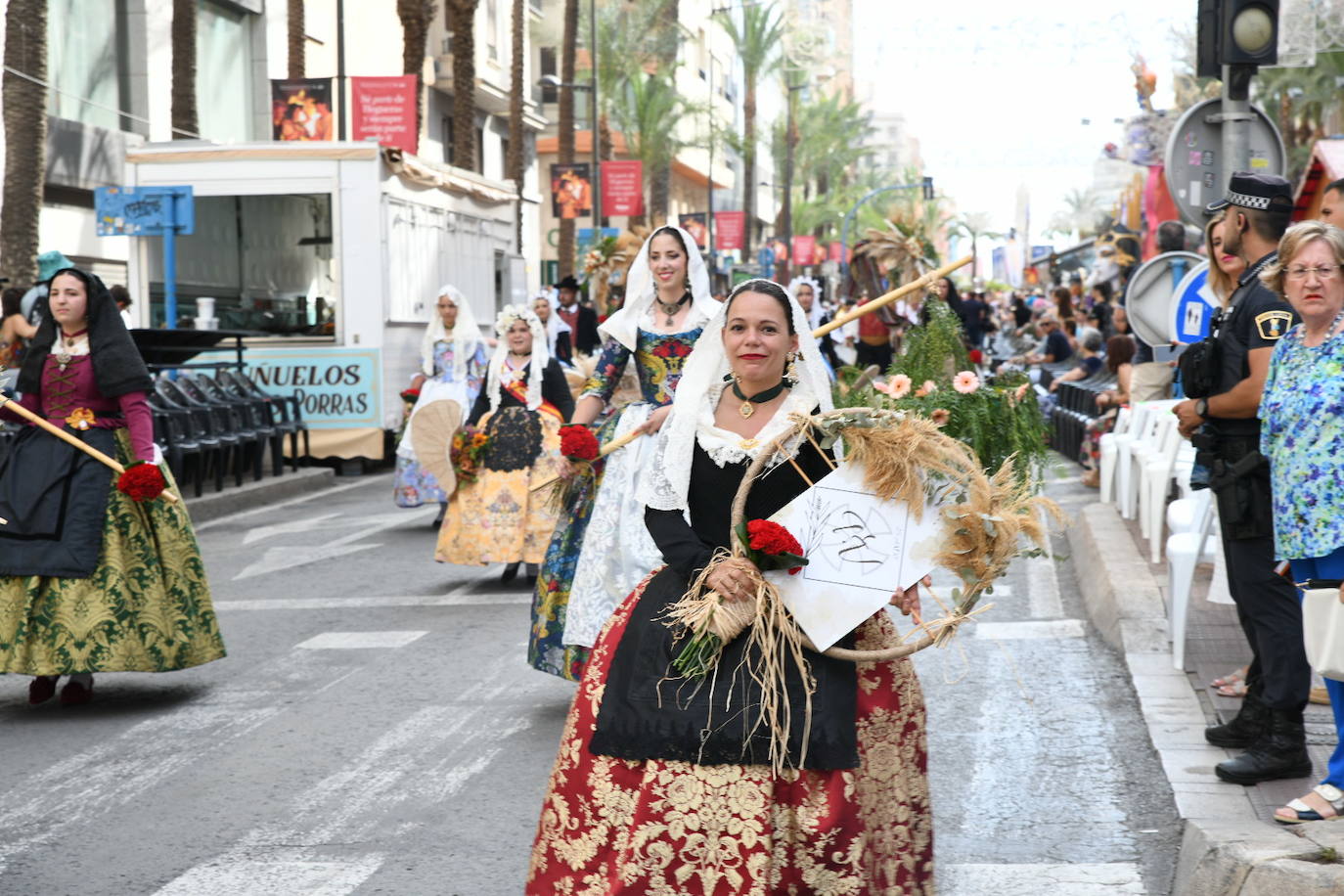 La Virgen del Remedio ya está cubierta de flores