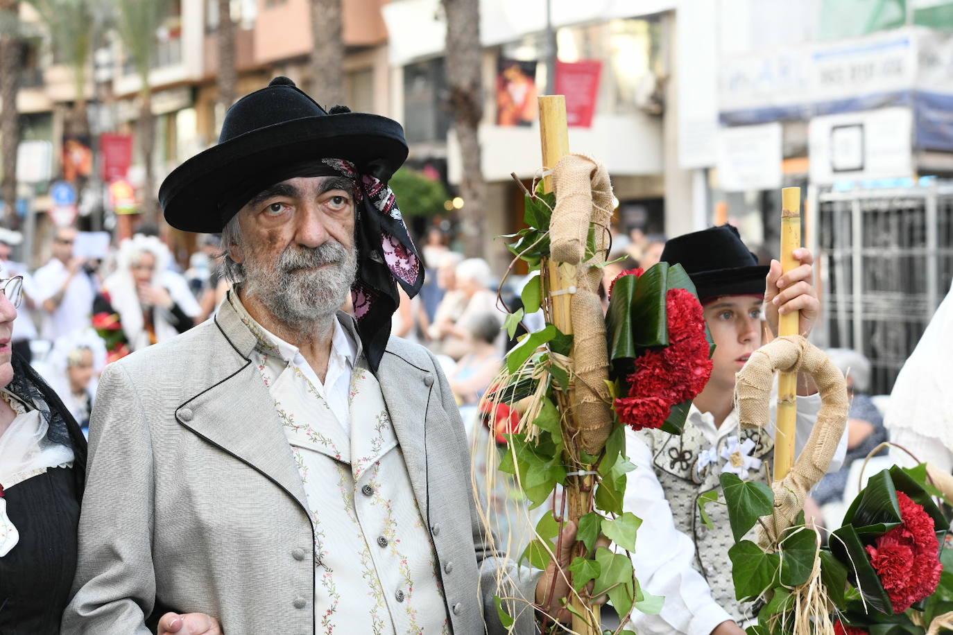 La Virgen del Remedio ya está cubierta de flores