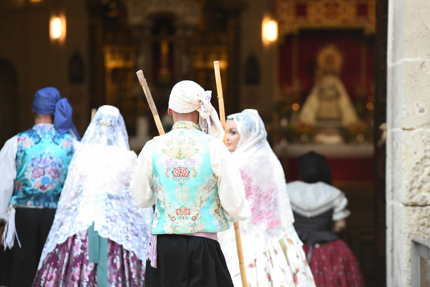 La Virgen del Remedio ya está cubierta de flores