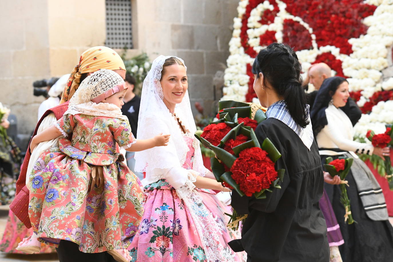 La Virgen del Remedio ya está cubierta de flores