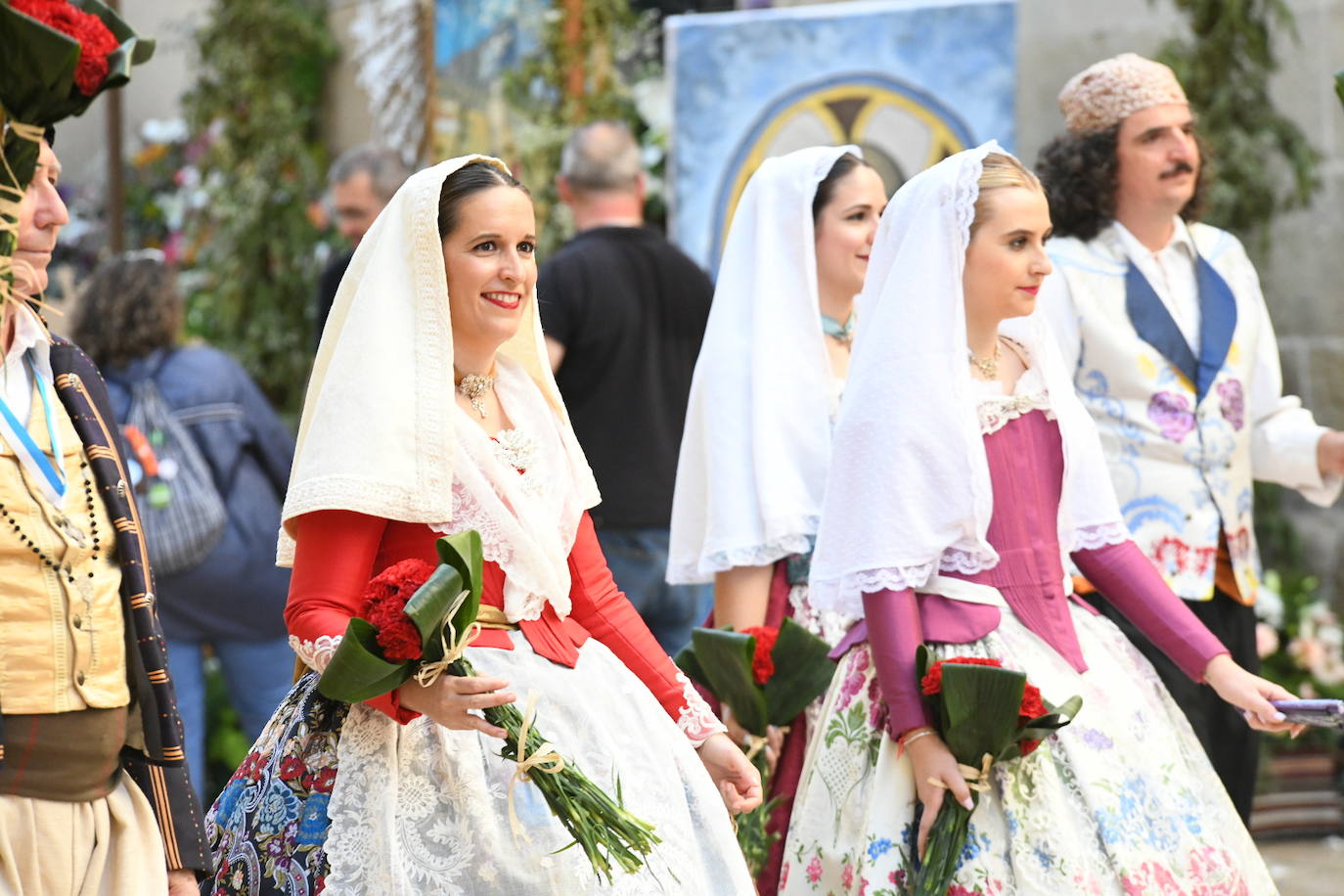 La Virgen del Remedio ya está cubierta de flores