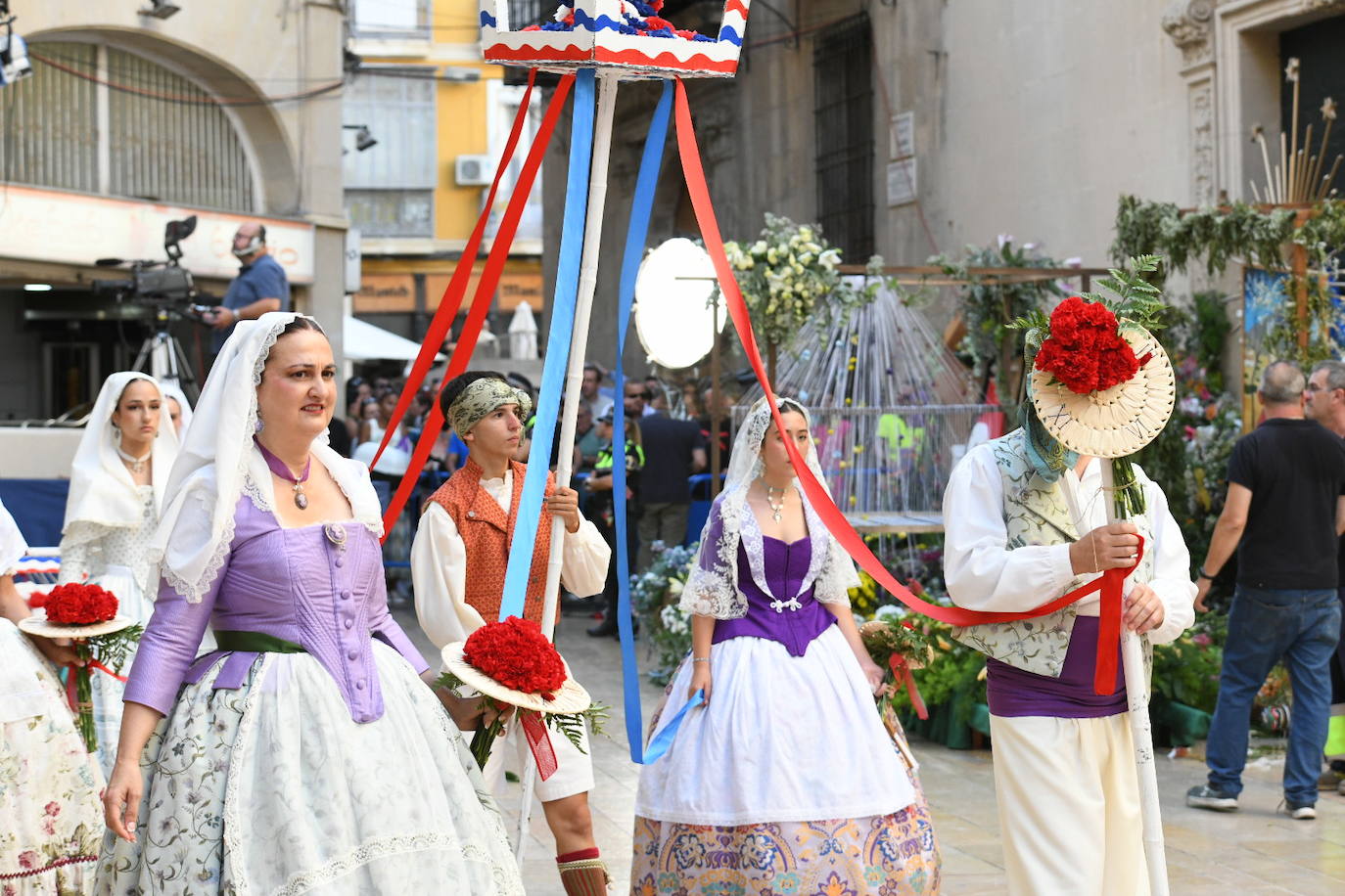 La Virgen del Remedio ya está cubierta de flores