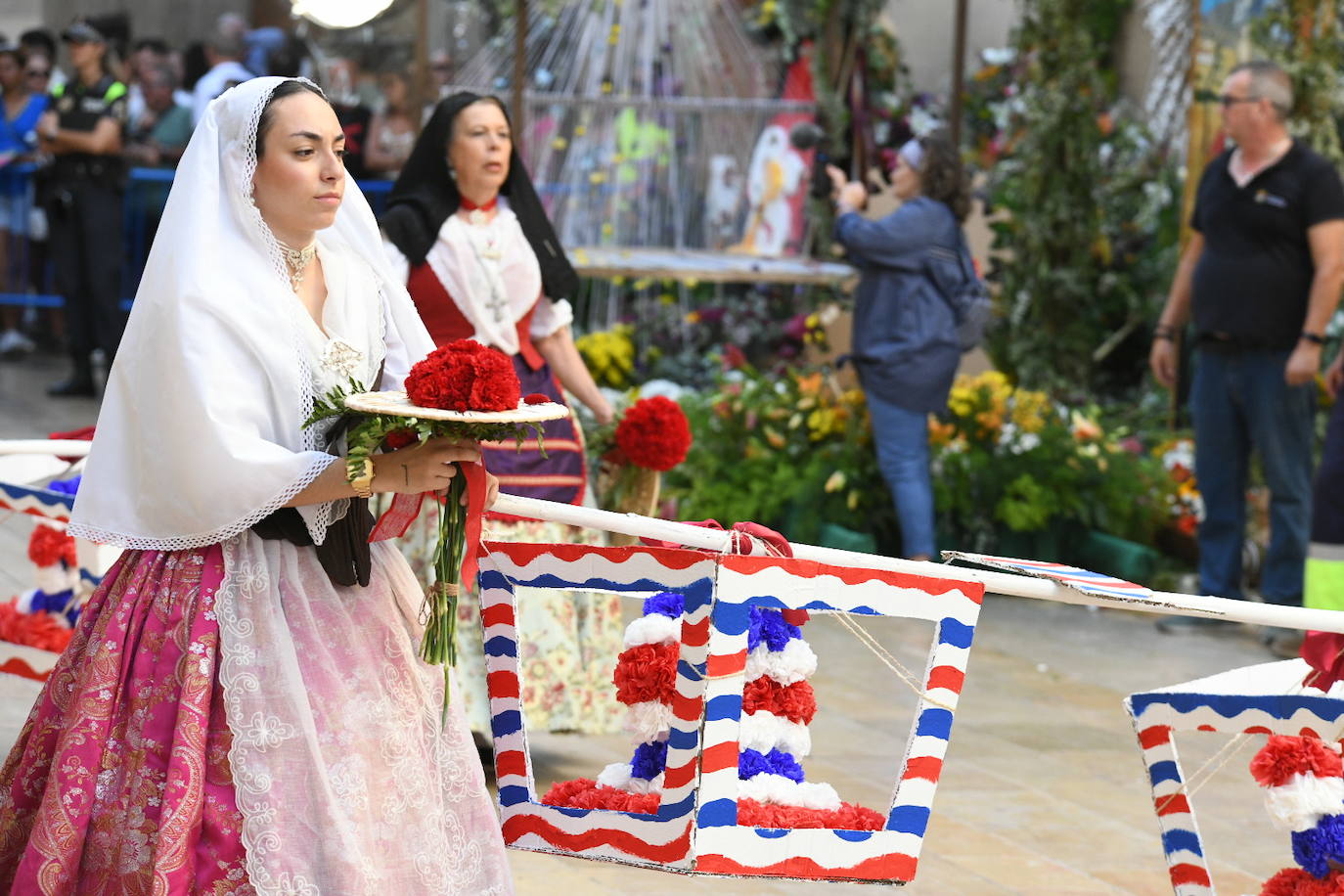 La Virgen del Remedio ya está cubierta de flores