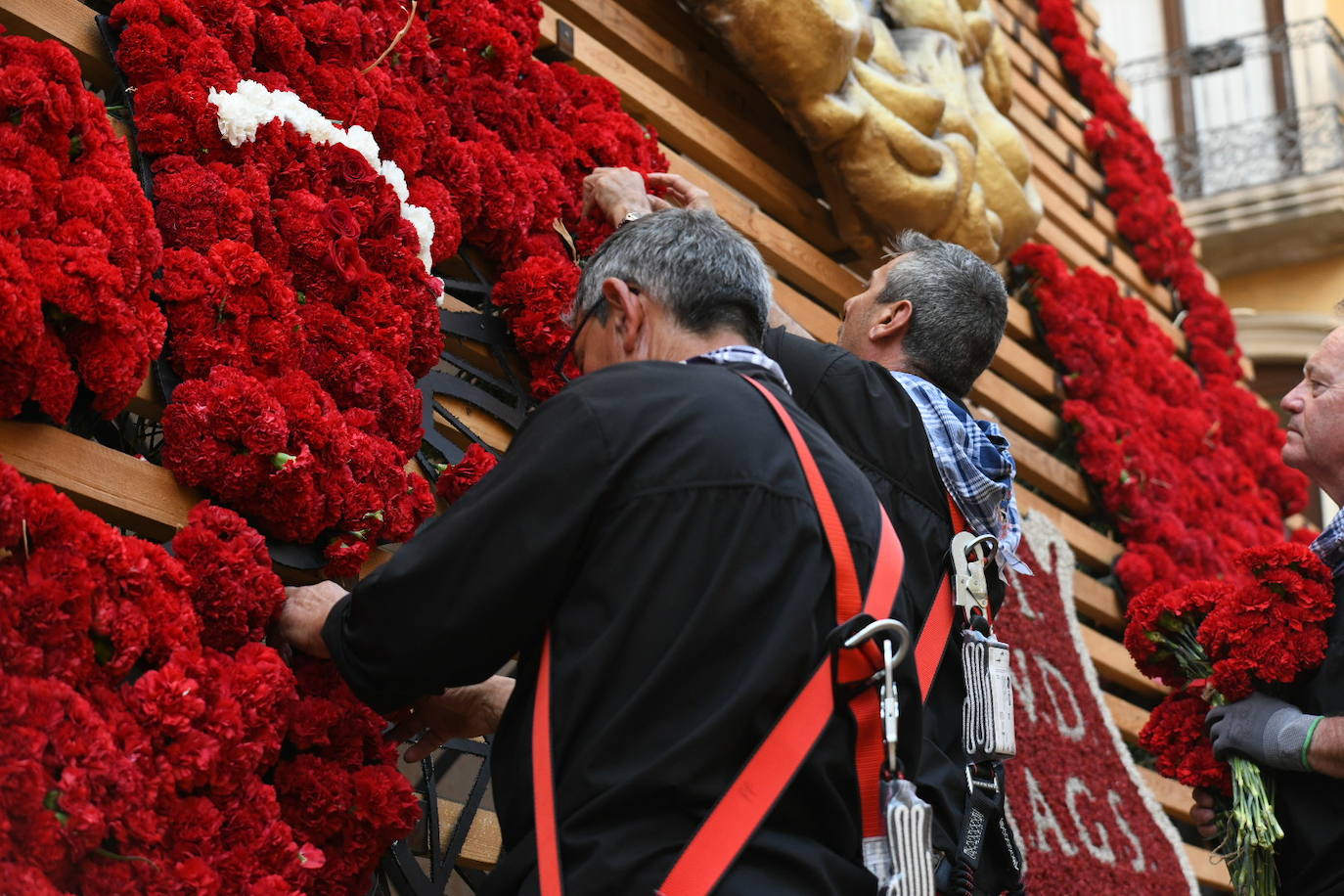 La Virgen del Remedio ya está cubierta de flores