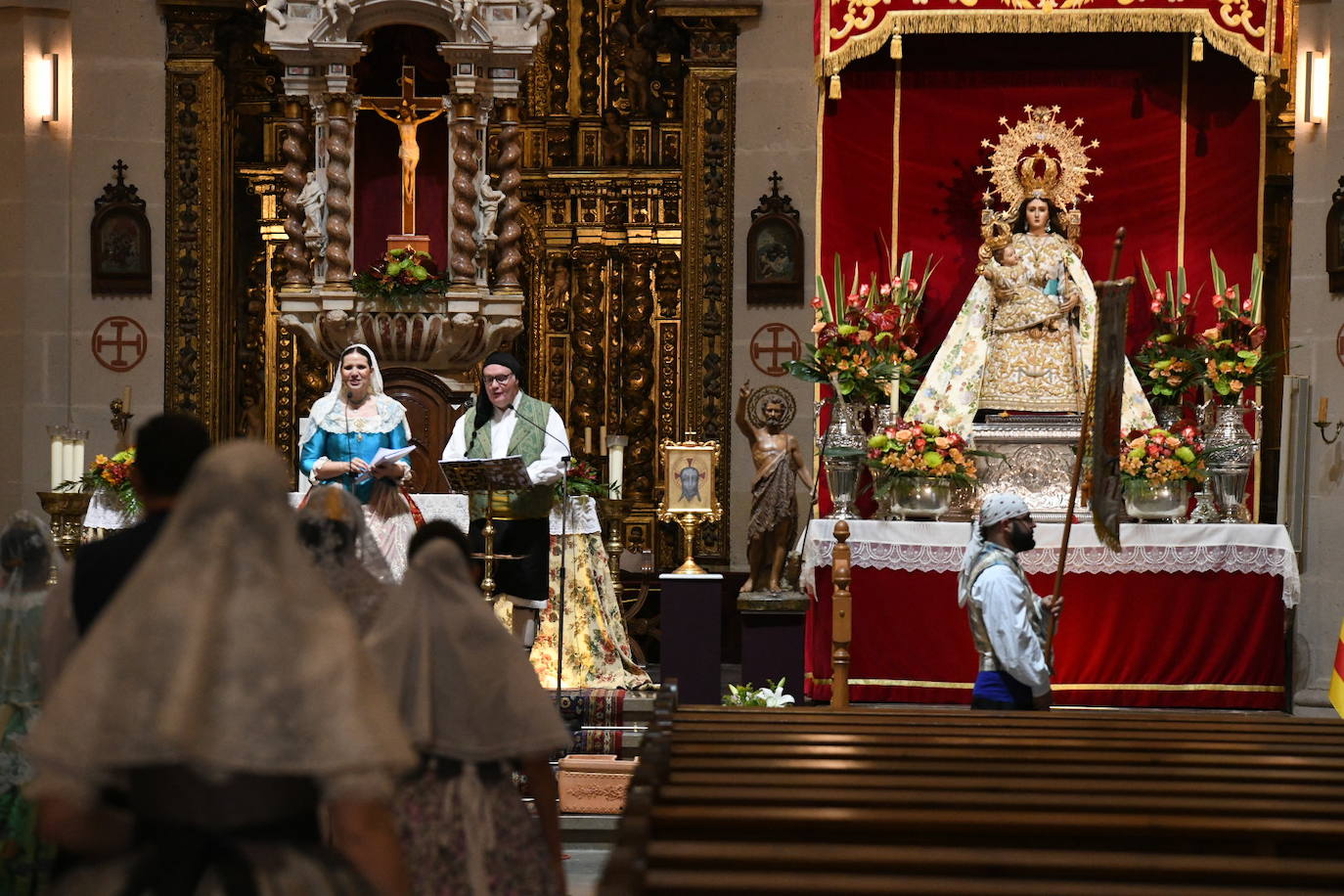 La Virgen del Remedio ya está cubierta de flores