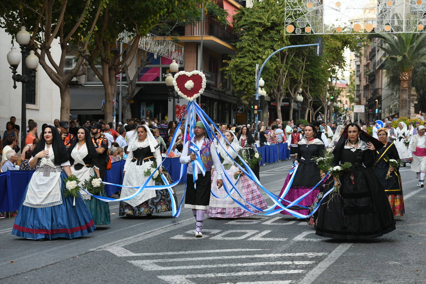 La Virgen del Remedio ya está cubierta de flores