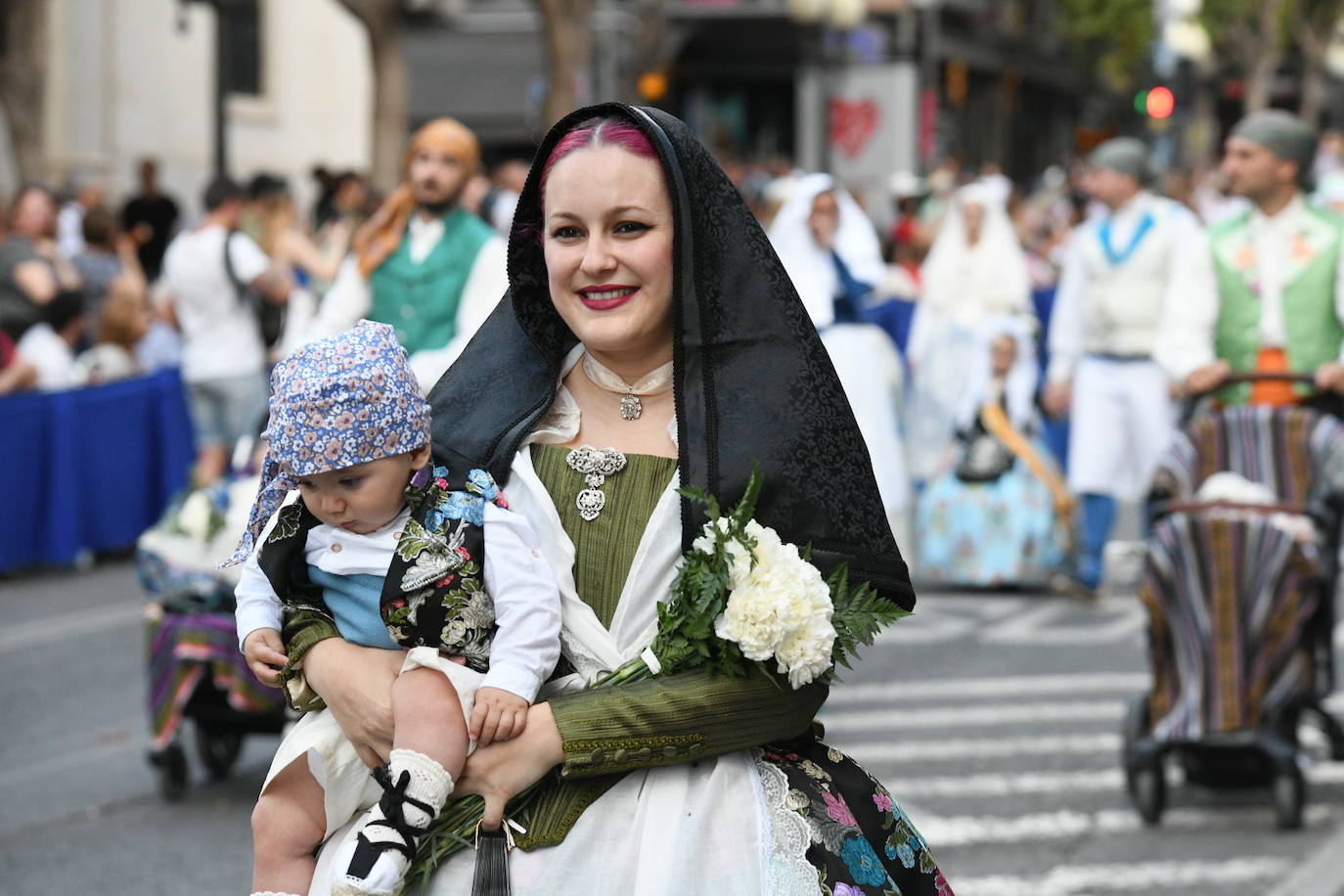 La Virgen del Remedio ya está cubierta de flores