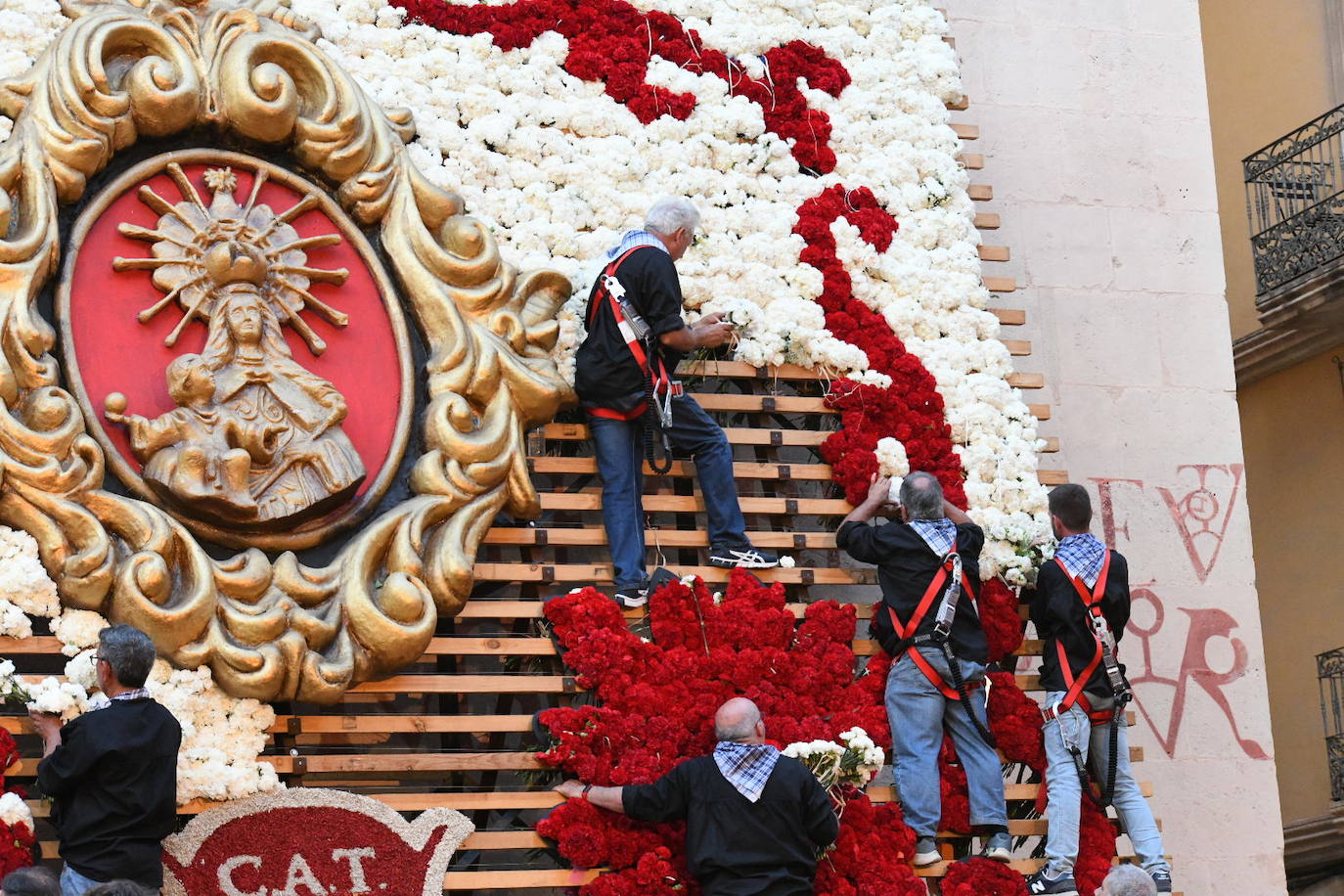 La Virgen del Remedio ya está cubierta de flores