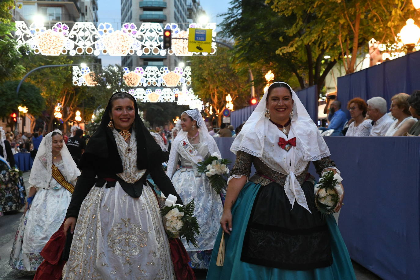 La Virgen del Remedio ya está cubierta de flores