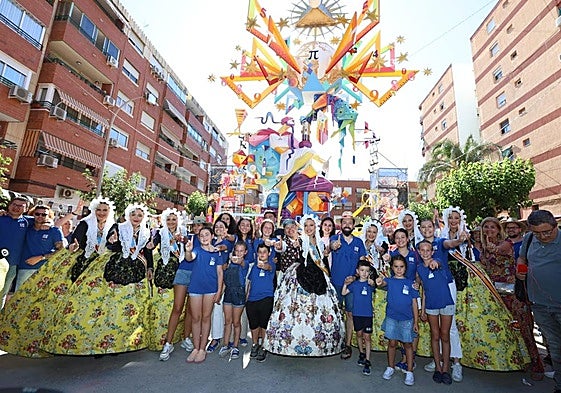 La comisión de Florida-Portazgo celebra el primer premio de categoría Especial con su bellea del foc, Alba Muñoz, la corte del fuego ylas autoridades.