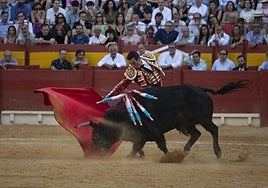 El diestro alicantino José María Manzanares lidia un toro este sábado.