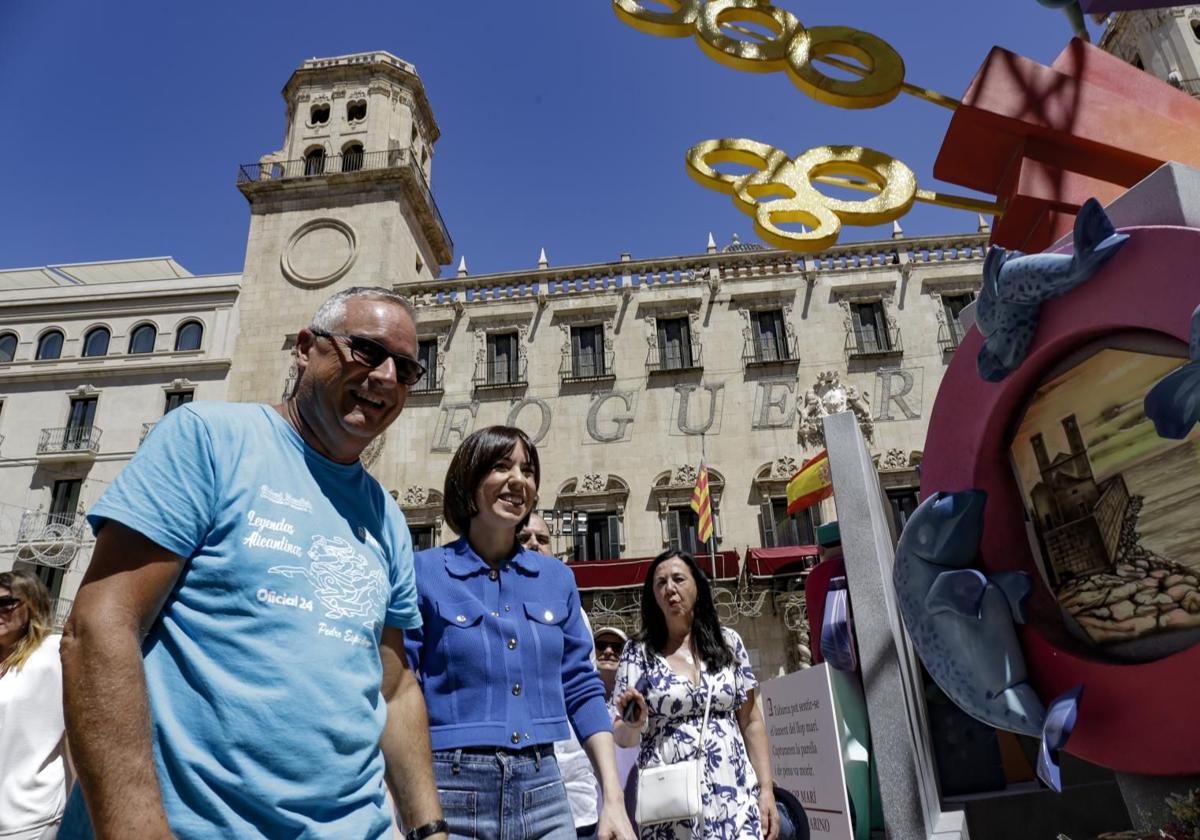 La ministra de Ciencia, Diana Morant, con el constructor de la hoguera oficial, Pedro Espadero, en la visita al monumento.