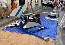 Ninot de carrer de la hoguera Plaza de Gabriel Miró totalmente destrozado.