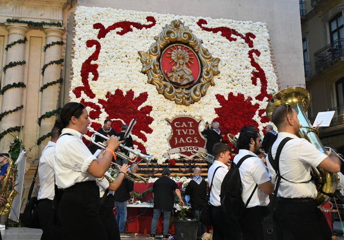 La Virgen del Remedio ya está cubierta de flores