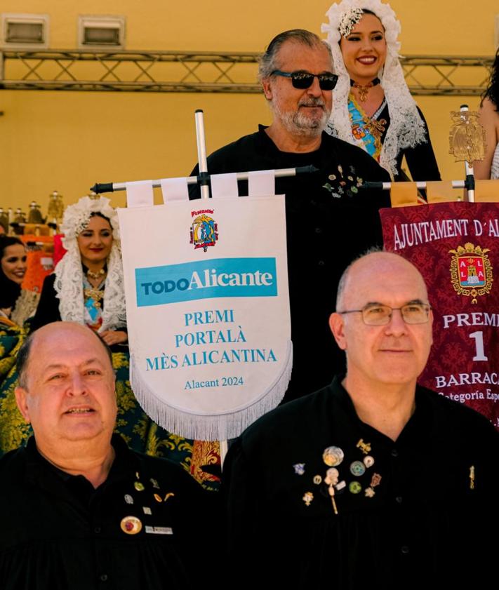 Imagen secundaria 2 - Els Chuanos recogen el banderín a la portalada más alicantina de TodoAlicante.