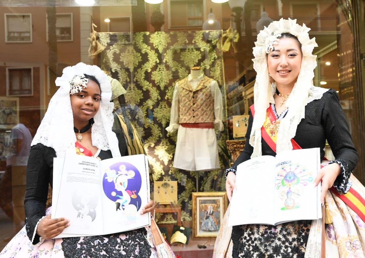 Imagen secundaria 1 - Belleas y dames d'honor de Carrer Sant Vicent con el llibret y bocetos de sus hogueras.