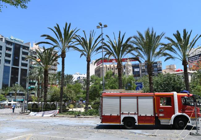 Camión del Speis en la zona de disparo para extinguir el incendio de la palmera.