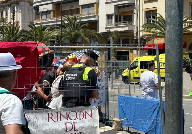 La Policía Local evacúa a una mujer de la mascletà.