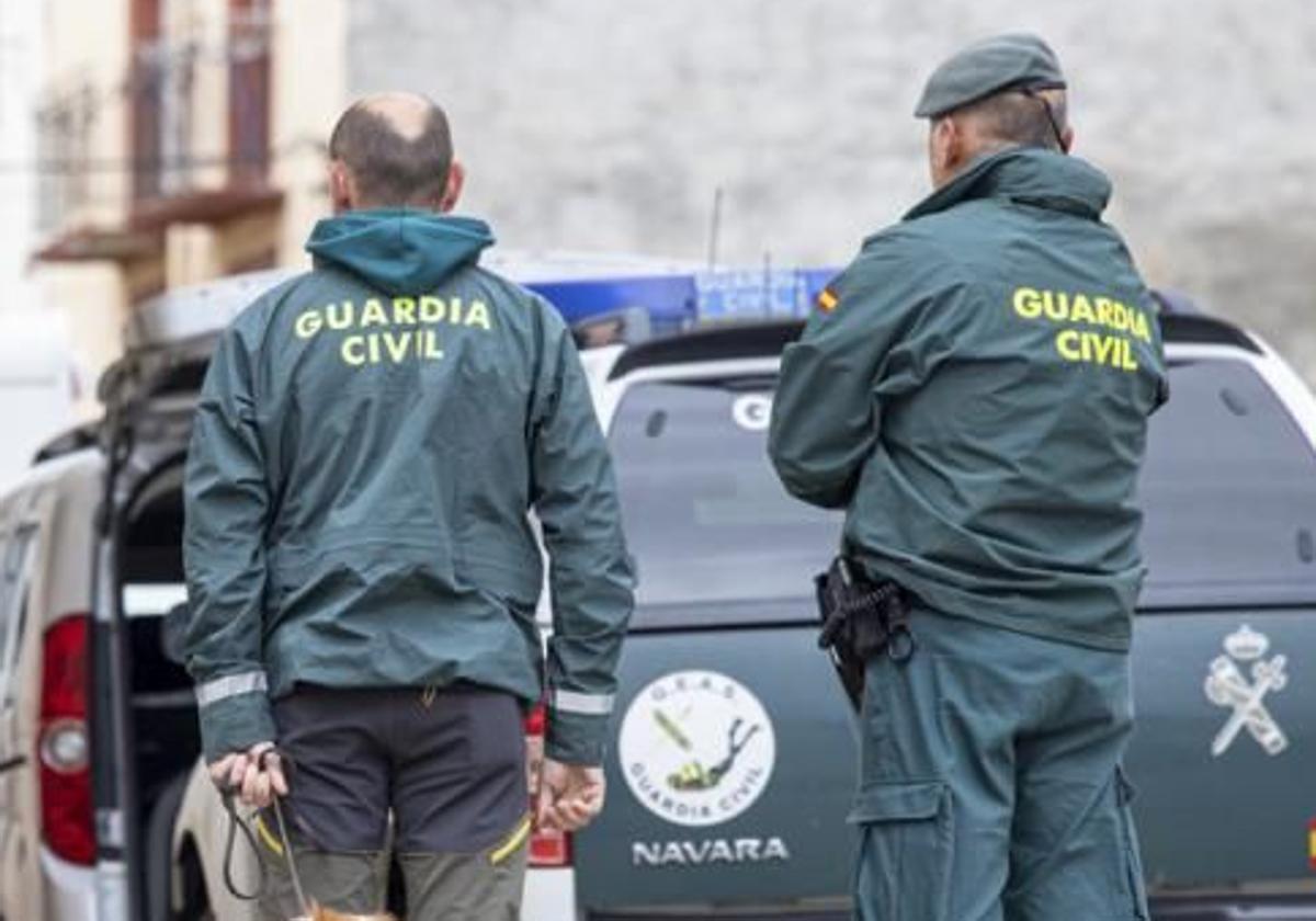 Guardia civil con su coche patrulla, en imagen de archivo.