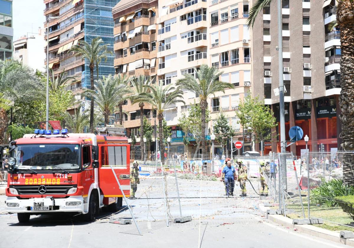 Momento en que los Bomberos del Speis han extinguido el fuego de la palmera.