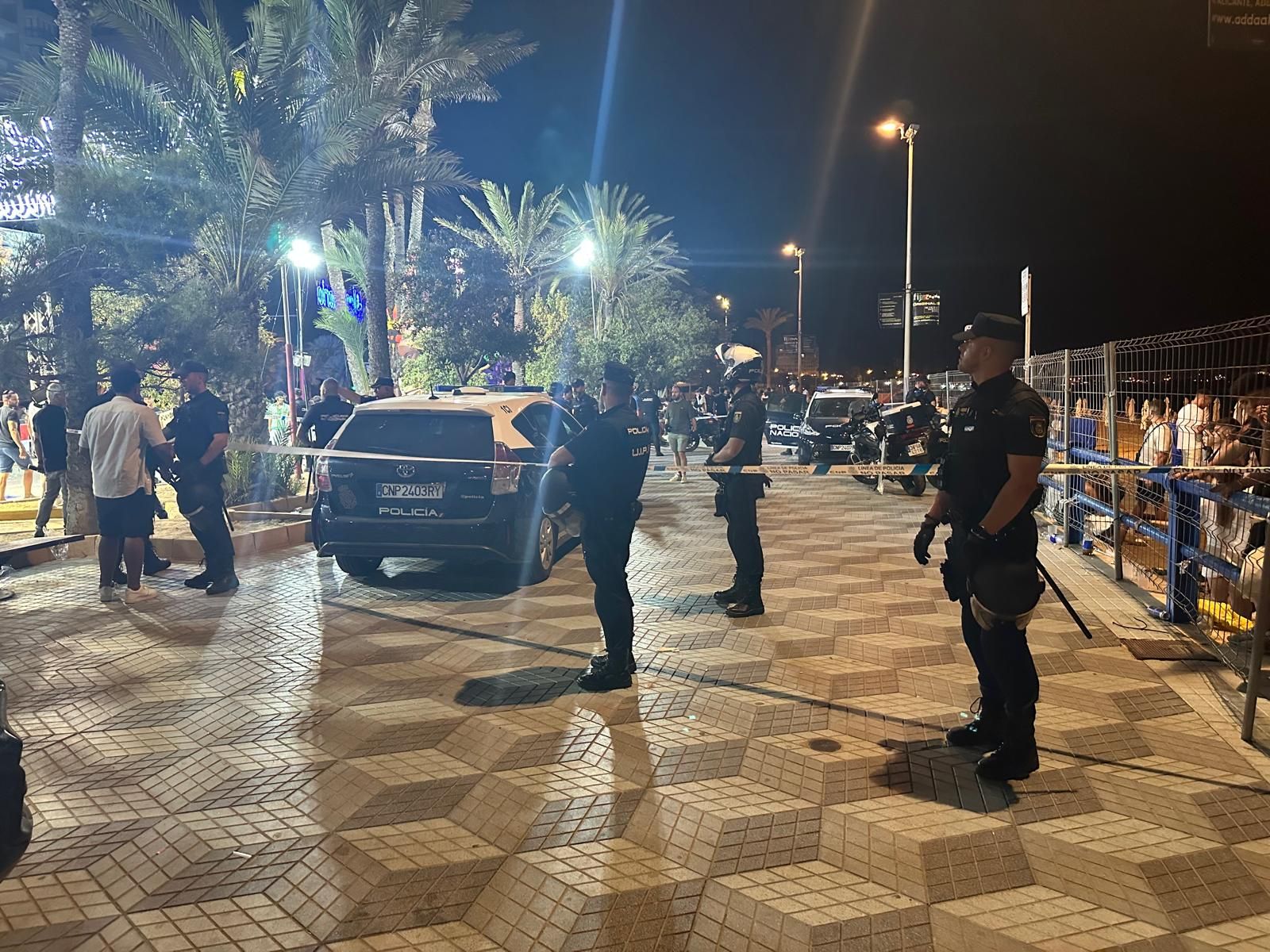 Imagen principal - La Policía Nacional evita una tragedia la noche de Hogueras: dos heridos con arma blanca y 16 detenidos en una reyerta multinacional