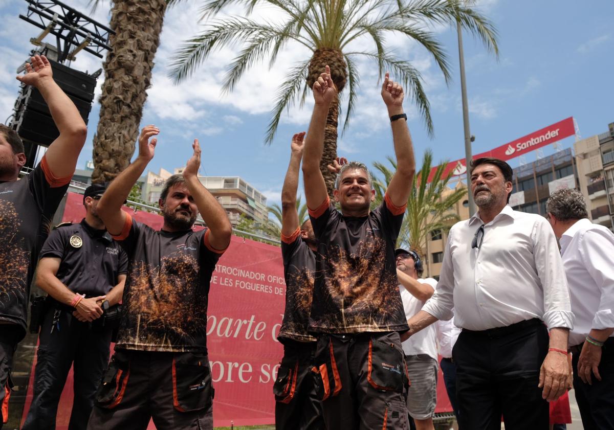 Imagen principal - Un bombardeo de altura pone el broche de oro a las mascletàs de Luceros