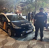 La policía interviene para evitar el asalto a un racó de las Hogueras