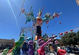 La hoguera Sèneca-Autobusos de este año lleva por nombre 'Vamos a contar mentiras'.