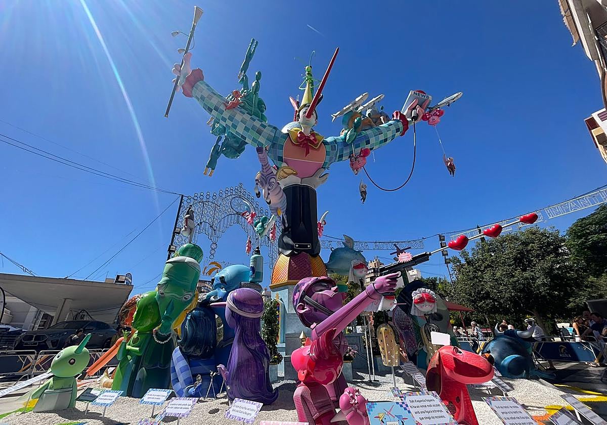 La hoguera Sèneca-Autobusos de este año lleva por nombre 'Vamos a contar mentiras'.
