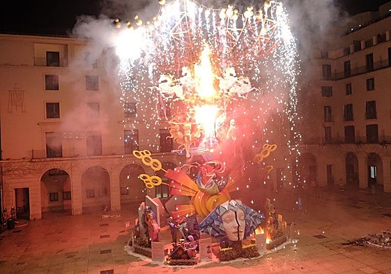 Cremà de la hoguera oficial 'Leyendas alicantinas'.
