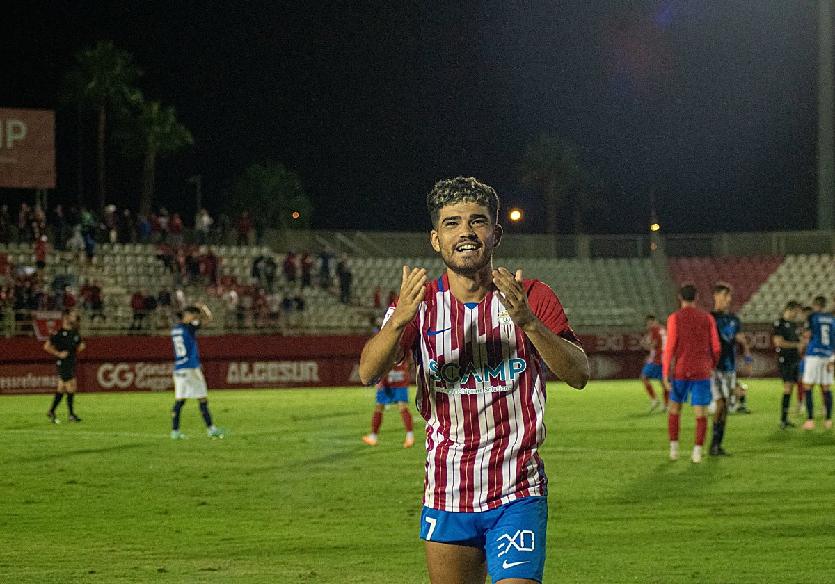 Zequi celebra un gol con el Algeciras.