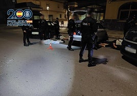 Agentes de la Policía Nacional con los detenidos.