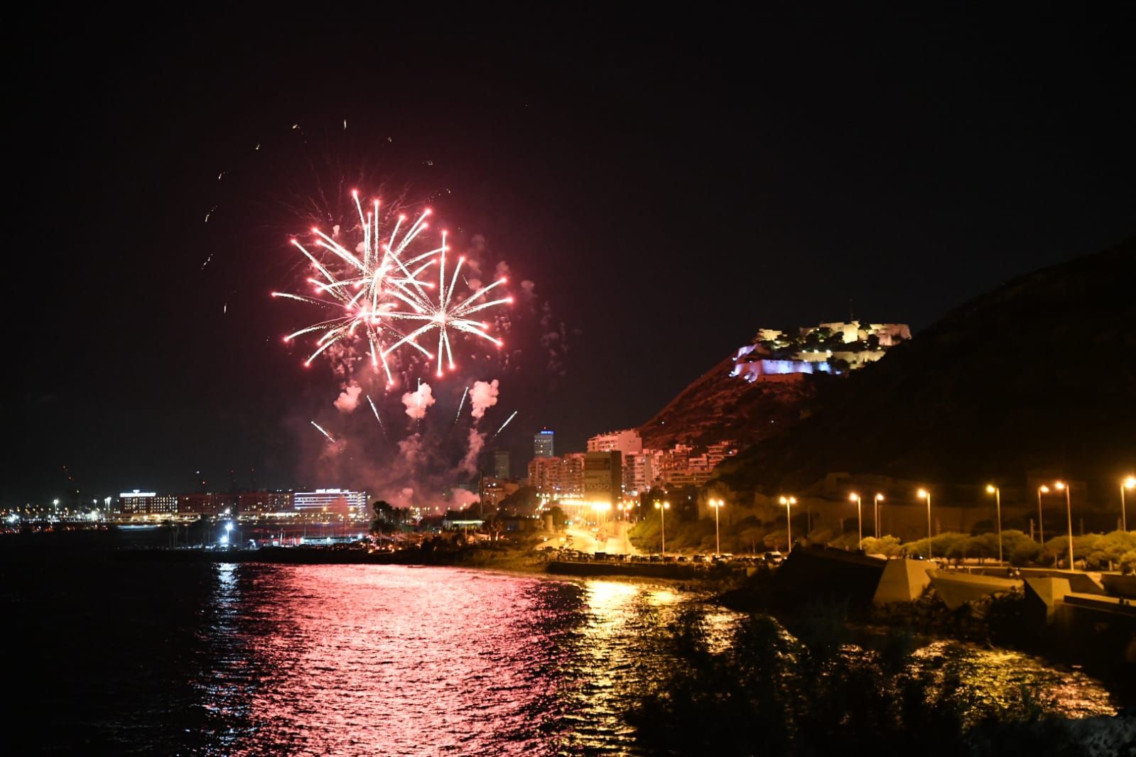 Alicante brilla a la luz de la pólvora en la primera noche de fuegos